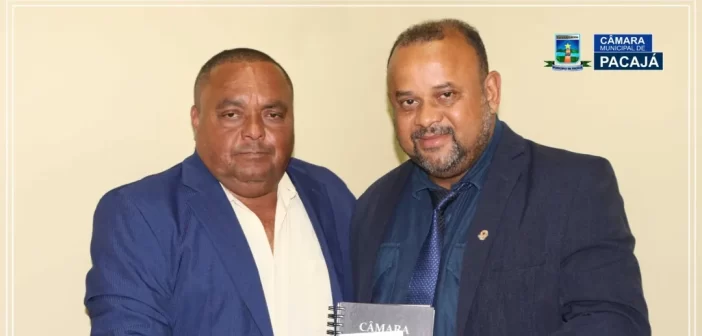 Vereadores de Pacajá Recebem Credenciais e Agendas em Cerimônia Após Sessão Ordinária